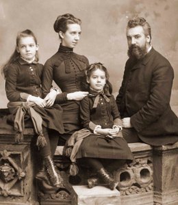 Porträt von Alexander Graham Bell, seiner Frau Mabel Gardiner Hubbard und ihren Töchtern Elsie und Marian, ca. 1885